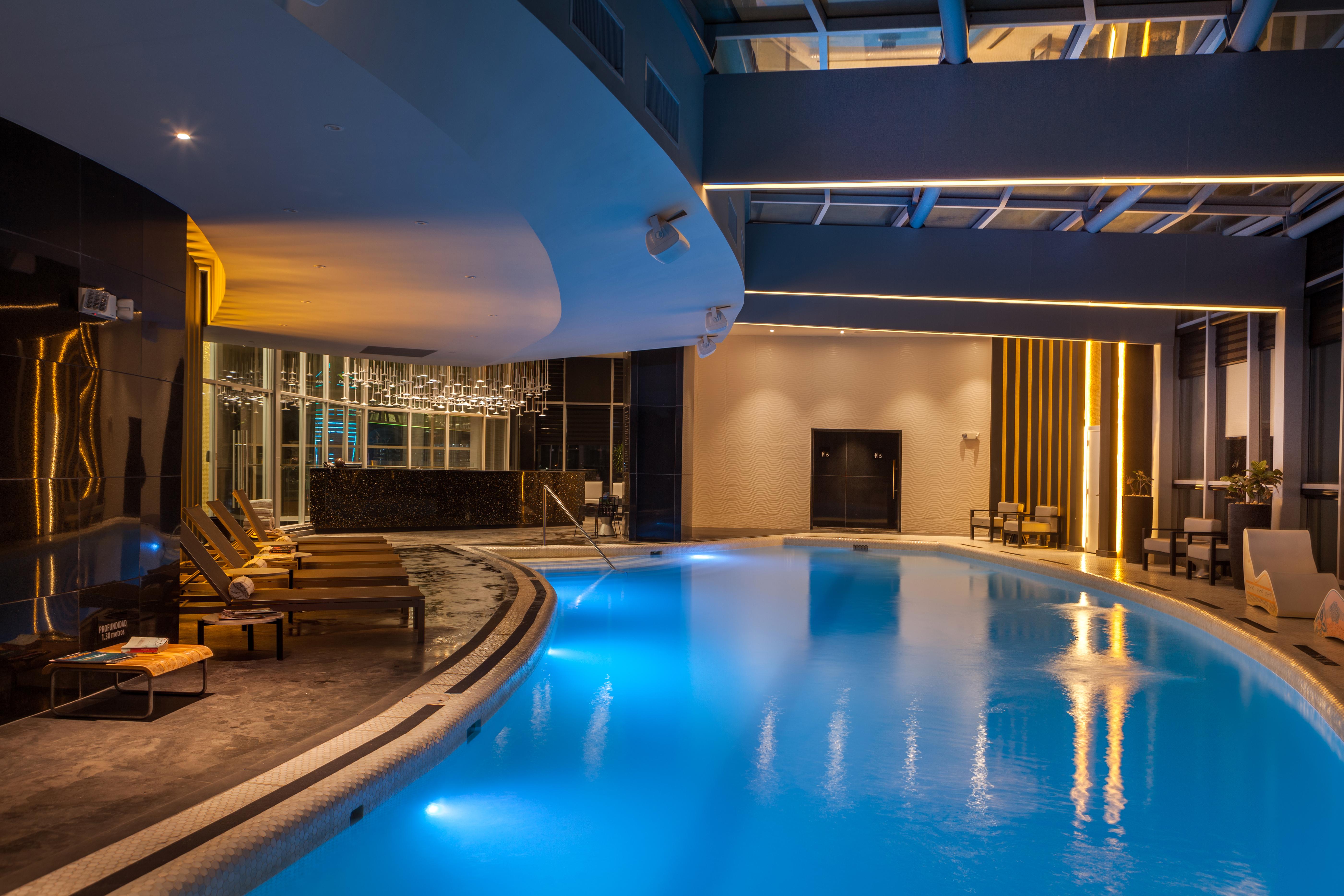 Hotel Las Americas Golden Tower Panama ภายนอก รูปภาพ The pool at the hotel